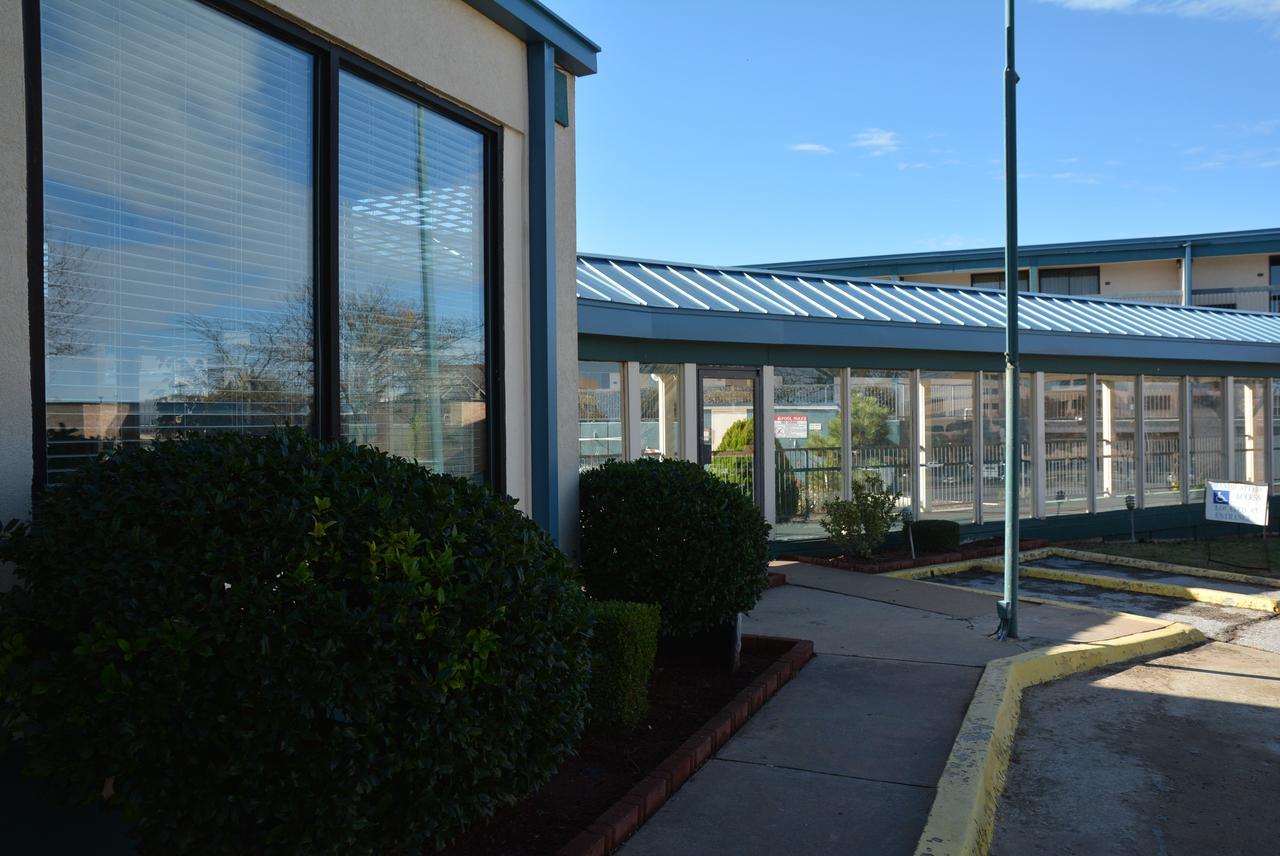 Lincoln Inn Express Hotel And Suites Oklahoma City Exterior photo